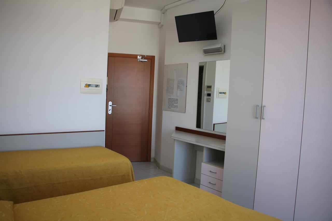 Hotel Boston Alba Adriatica Exterior foto