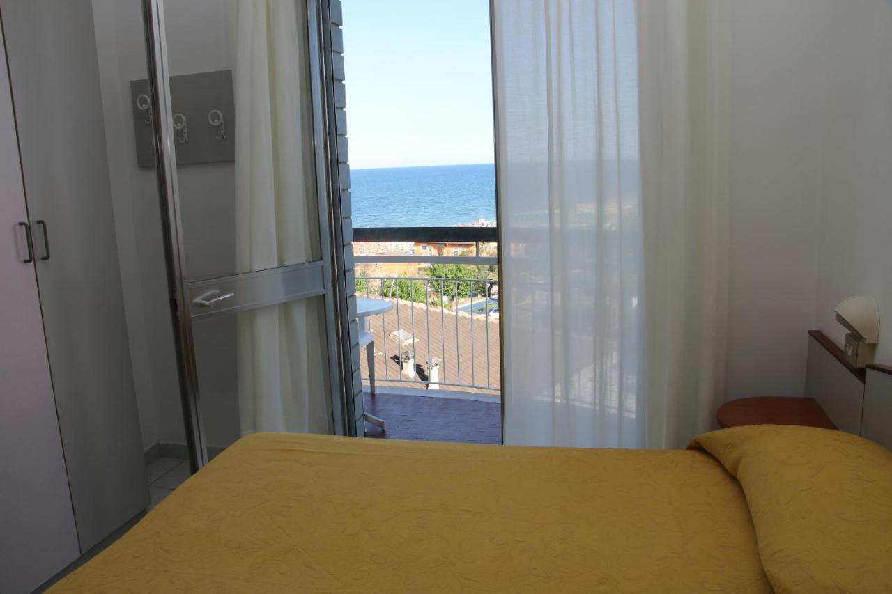 Hotel Boston Alba Adriatica Exterior foto